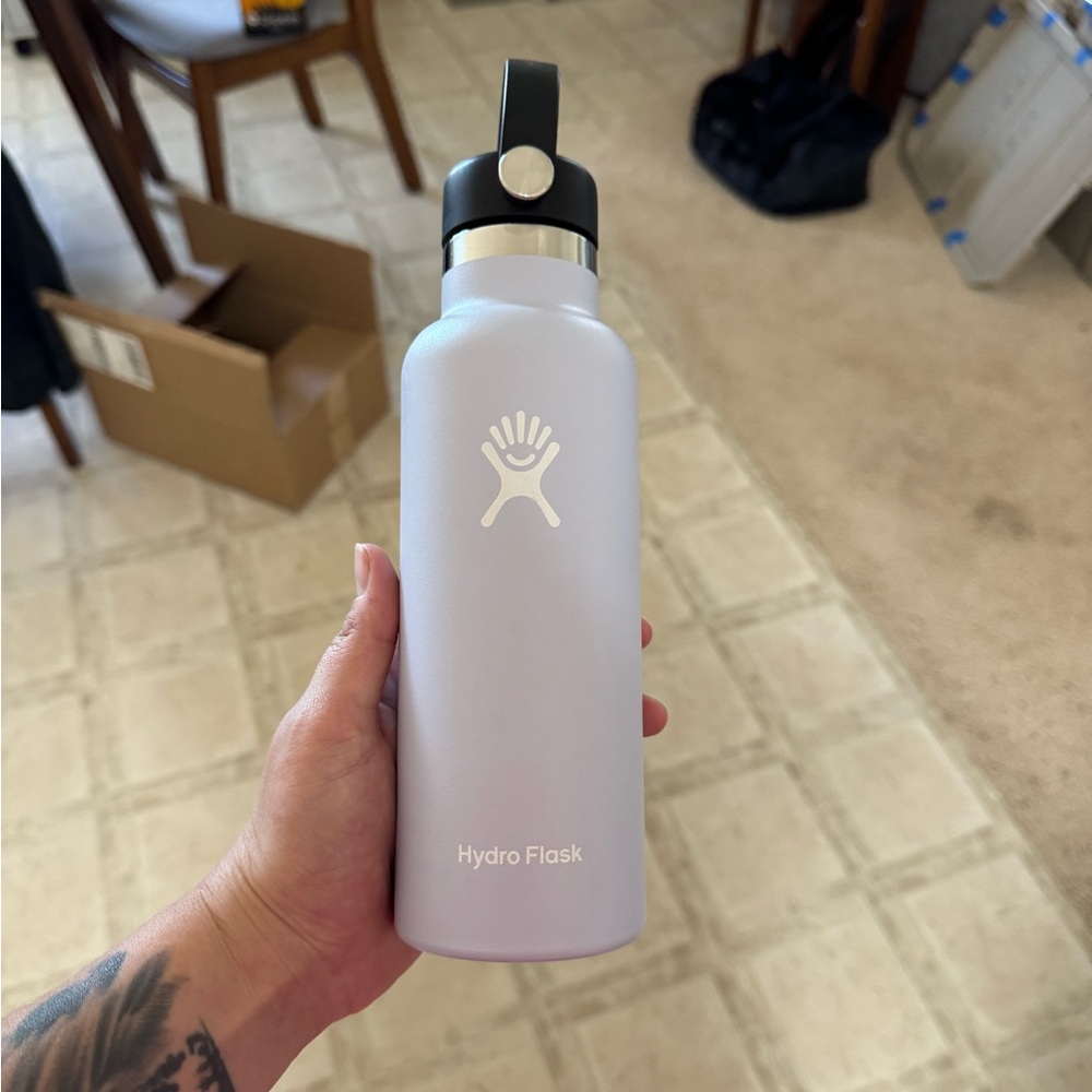 Hydro Flask Pastel Purple Bottle with Black Lid